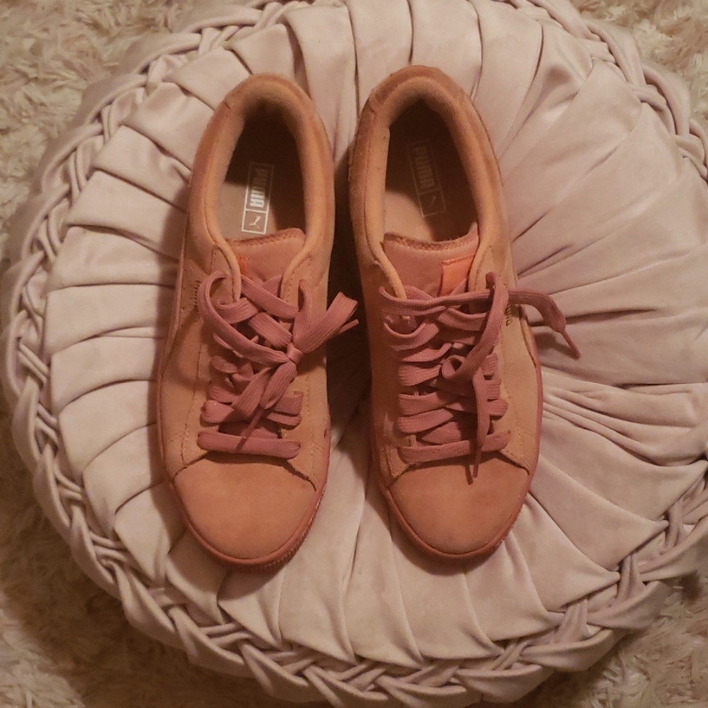 Big kids size 7 Puma's